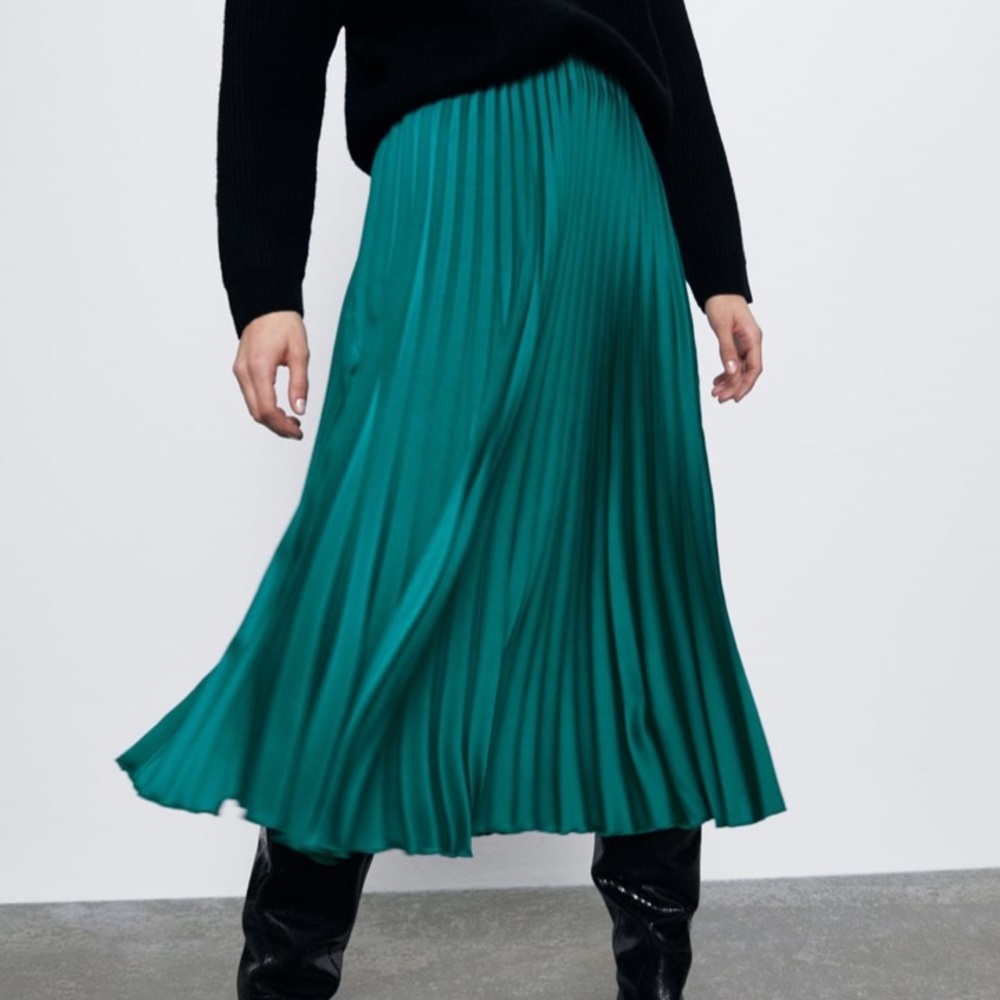 Gorgeous NEW Zara Green Satin Pleated Skirt